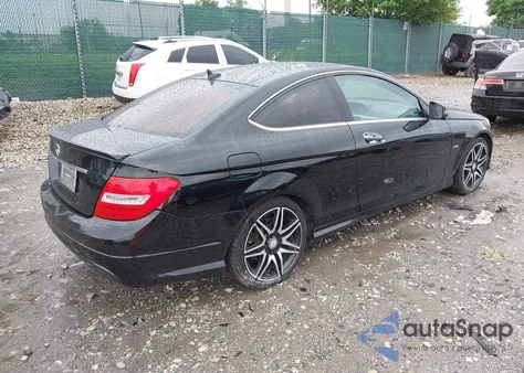 2014 Mercedes-Benz C 250 z USA, uszkodzony, nr VIN WDDGJ4HB0EG289247